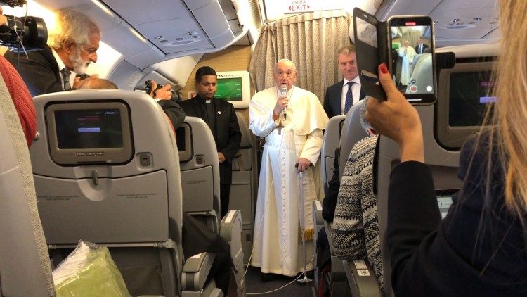 Papa Francisco habla a los periodistas. Vatican Media